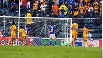'Juninho'  (der.) celebra su gol frente a una gran cantidad de aficionados felinos, en duelo de la jornada 10 en casa del Cruz Azul.