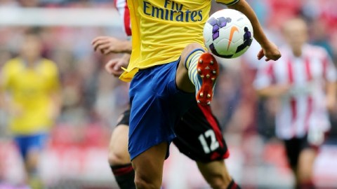 Mesut Ozil controla el balón en el partido ante Sunderland, ayer.