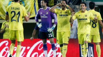 Giovani  dos Santos festeja al lado de Javier Aquino el gol que le dio la igualada  al Villarreal  con el Real Madrid.