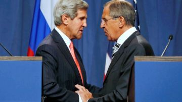 El secretario de Estado, John Kerry y su homólogo ruso, Serguei Lavrov, firman acuerdo que evitaría intervención militar si el Gobierno de Siria destruye las armas químicas para 2014.