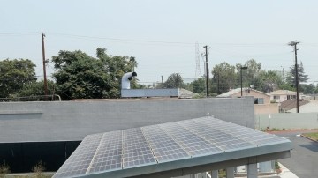 Escuelas en California han  adoptado fuentes  alternativas de enrgía. La   South Region High  #9  está entre las más avanzadas.