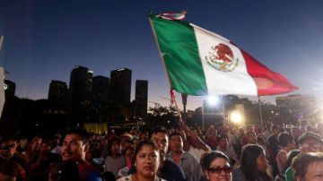 Los mexicanos se dieron cita en el centro de Los Ángeles para celebrar el aniversario 203 de su Independencia.