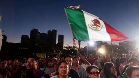 Los mexicanos se dieron cita en el centro de Los Ángeles para celebrar el aniversario 203 de su Independencia.