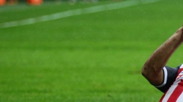 Marco Fabián celebra después de anotar el gol del empate sobre Tijuana en el Estadio Omnilife.