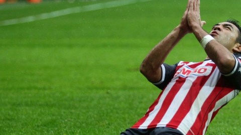 Marco Fabián celebra después de anotar el gol del empate sobre Tijuana en el Estadio Omnilife.