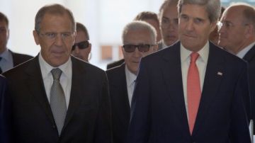 Logran acuerdo los representantes  de EEUU John Kerry (der.) y de Rusia Sergei Lavrov (izq.), para que Siria entregue su control de arsenal químico a la ONU.
