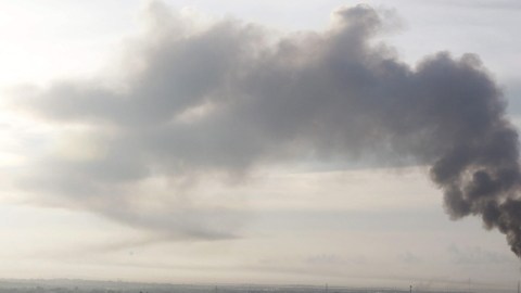Una columna de humo marca el sitio, en Zamboanga, Filipinas, donde los soldados gubernamentales chocaron con los rebeldes.