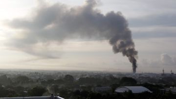 Una columna de humo marca el sitio, en Zamboanga, Filipinas, donde los soldados gubernamentales chocaron con los rebeldes.