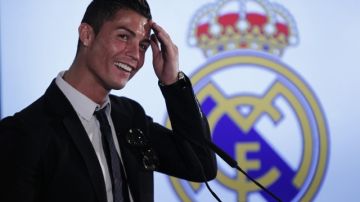 El delantero  Cristiano Ronaldo sonríe tras concretarse la firma de  la ampliación de su contrato con Real Madrid por tres años más.