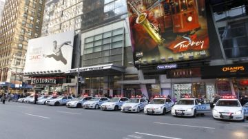 Varios autos policiales se estacionan frente al Times Square. En esta área  policías disparan a un hombre pero hirieran a dos mujeres.