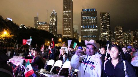 Aunque estuvo lloviendo durante el transcurso de la ceremonia, más de 300 personas llegaron a gritar “¡Viva México!” junto con el Cónsul General de México.