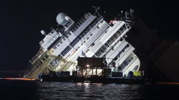En Italia buscan enderezar y remolcar el crucero que naufragó y en donde murieron 32 personas.
