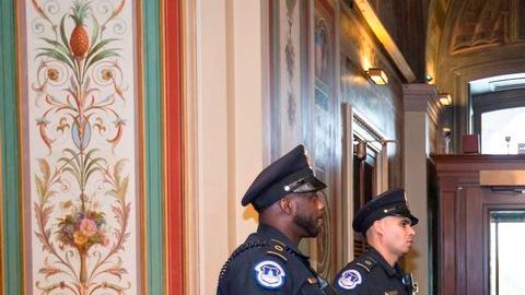 La Policía del Capitolio resguarda las puertas del edificio del Congreso, que permaneció cerrado todo el día debido a la balacera en la capital.