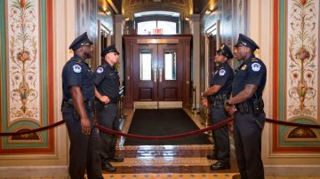 La Policía del Capitolio resguarda las puertas del edificio del Congreso, que permaneció cerrado todo el día debido a la balacera en la capital.