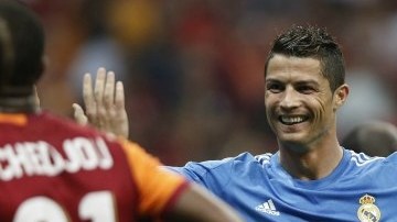 El delantero portugués Cristiano Ronaldo colaboró en la goleada del Real Madrid con un triplete