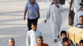 Varios ciudadanos iraquíes portan el ataúd de una persona que murió en otro atentado en Bagdad, en funeral celebrado en Najaf (sur de Irak), ayer.