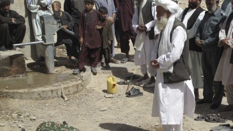 Familiares y amigos lloran junto al cuerpo sin vida de la comandante Nigara durante su entierro en Helmand (Afganistán), ayer.