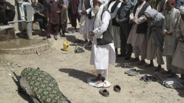 Familiares y amigos lloran junto al cuerpo sin vida de la comandante Nigara durante su entierro en Helmand (Afganistán), ayer.