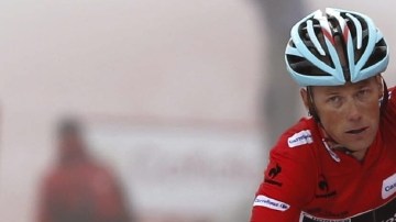 Chris Horner (Radioshack) saluda al cruzar la meta en la vigésima etapa de la Vuelta a España, entre Avilés y el Alto de L'Anglirú.