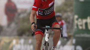 Chris Horner (Radioshack) saluda al cruzar la meta en la vigésima etapa de la Vuelta a España, entre Avilés y el Alto de L'Anglirú.