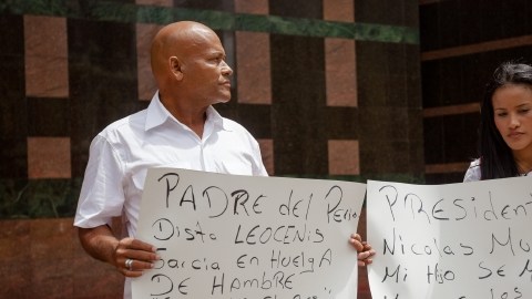 Leocenis García (izq.) y su hija Elena  sostienen pancartas en las que piden a Maduro la  libertad de su  hijo y hermano, respectivamente.