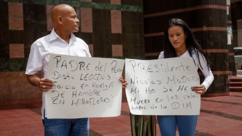 Leocenis García (izq.) y su hija Elena  sostienen pancartas en las que piden a Maduro la  libertad de su  hijo y hermano, respectivamente.