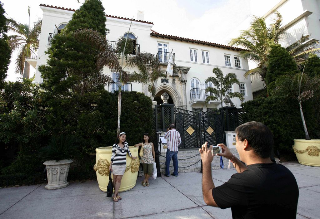 Venden casa de Versace por 41 millones en Miami (fotos) La Opinión