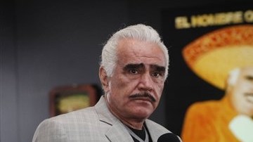 Vicente Fernández está esperando que los doctores lo den de alta para volver a cantar.
