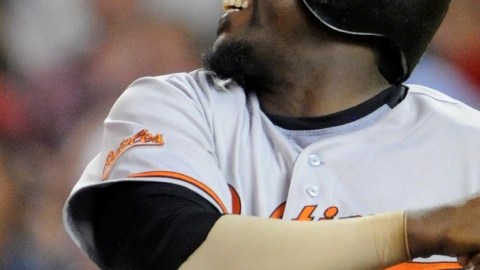 Vladimir Guerrero dispara uno de sus últimos extrabases con Orioles.