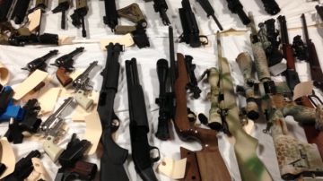 Algunas de las armas ocupadas por la policía en la vivienda de Jeffrey Edmonds en Simi Valley.