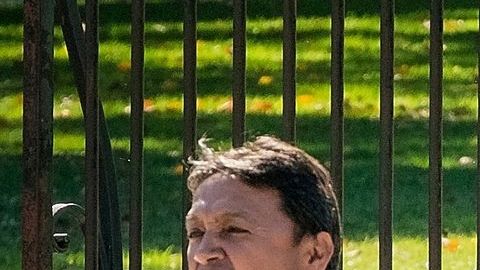 Uno de los siete activistas en el momento que fue arrestado en la mañana del miércoles tras amarrarse a la reja de la Casa Blanca.