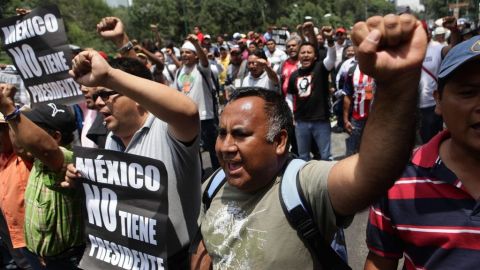 Grupos de estudiantes se integraron a la protesta de los maestros.