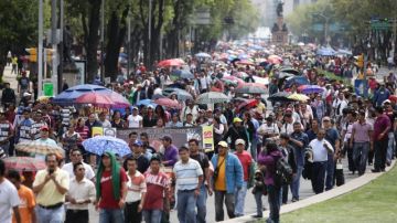 Miles de maestros marcharon por las calles de la Ciudad de México contra la reforma educativa impulsada por los partidos políticos del país.