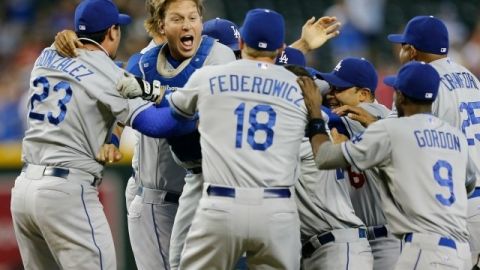 Los jugadores de los Dodgers de Los Angeles celebran el triunfo sobre los Diamondbacks de Arizona.