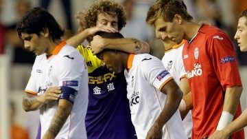 Andrés Guardado y el resto de los jugadores del Valencia, se lamentan tras la derrota