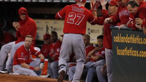 Mike Trout (27) es felicitado a su llegada al dugout tras sacar jonrón en el primer inning del juego de ayer.