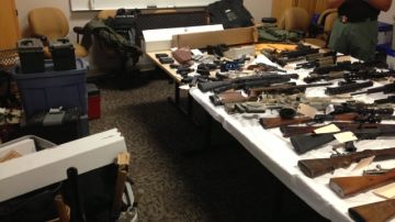 Rifles de asalto, chalecos antibala, pistolas, municiones y hasta varios tipos de granadas se encontraron en la casa de Jeffrey Edmonds, un hombre de Simi Valley que se hacía pasar por capitán del LAPD.
