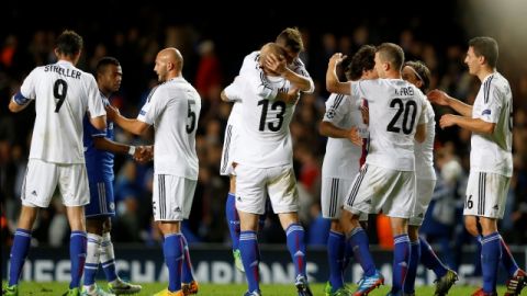 Jugadores del FC Basel celebran su victoria sobre el Chelsea para arrancar con pie derecho su paso por la Liga de Campeones de la UEFA.