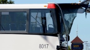 Personal de emergencia observan la escena del choque entre un tren de Via Rail y un autobús de la ciudad de Ottawa, Ontario.