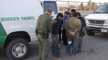 Esta foto de archivo muestra a agentes de la Patrulla Fronteriza  realizando detenciones de inmigrantes.