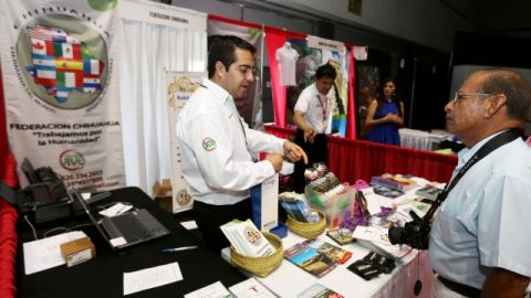 Los servicios de trámites de documentos oficiales se ofrecen durante el Festival de Comida Mexicana en Los Ángeles.