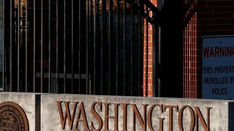 La mayoría de las oficinas de la Marina en Washington DC abrieron este jueves, aunque las investigaciones continúan dentro del edificio donde ocurrió la masacre.