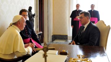 El papa Francisco (izquierda) conversa con el primer ministro de Lituania (derecha), Algirdas Butkevicius, durante una reunión en la Santa Sede, en Ciudad del Vaticano, ayer.