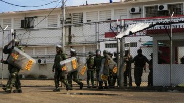 Miembros de las Fuerzas Armadas y de la Policía custodiaban la cárcel de Sabaneta, ayer,  en Venezuela.