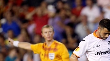 Javi Fuego aparece cabizbajo luego de que el Swansea derrotara al Valencia, que no encuentra la brújula.