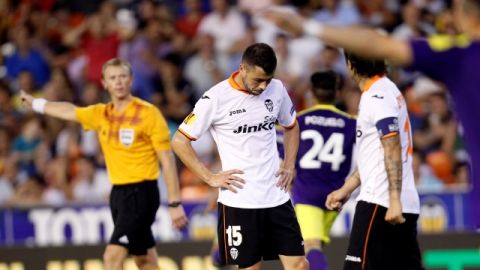 Javi Fuego aparece cabizbajo luego de que el Swansea derrotara al Valencia, que no encuentra la brújula.