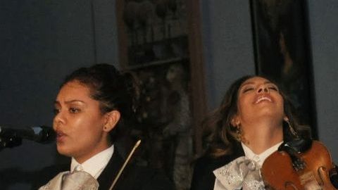 Un mariachi compuesto por mujeres cantaron para apoyar a la parroquia de Nuestra Señora de Guadalupe en San José.