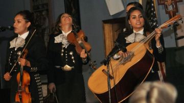 Un mariachi compuesto por mujeres cantaron para apoyar a la parroquia de Nuestra Señora de Guadalupe en San José.