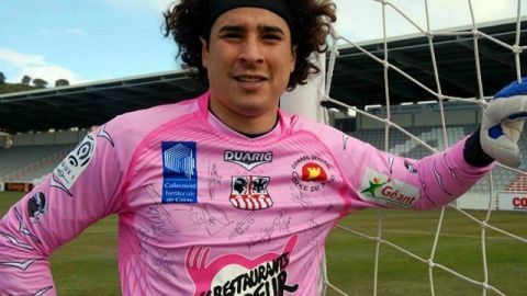 El portero mexicano Guillermo Ochoa poco a podido hacer para evitar el momento crítico de su equipo
