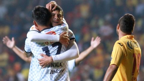Luis Madrigal es felicitado por Eduardo Zavala (17) luego de anotarle a Monarcas en el Estadio Morelos ante 13,542 aficionados.